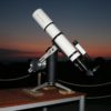 Eine TTS-160 Panther Teleskopmontierung draußen auf einem Tisch bei Nacht