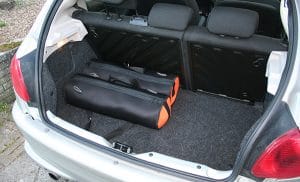 2 große TTS-Taschen, die im Kofferraum eines Autos hergestellt wurden, um ihre Größe zu zeigen