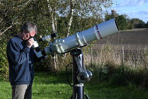 Niels Foldager, Eigentümer einer Panther-Teleskophalterung, schaut durch sein Teleskop