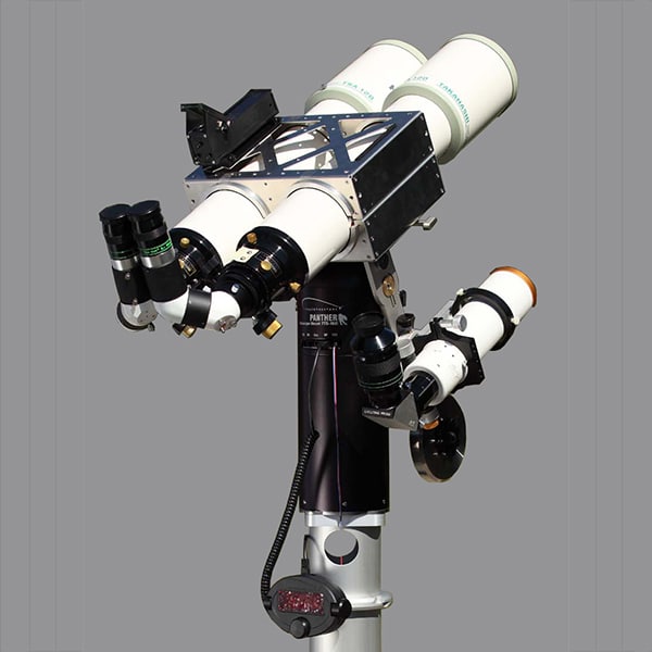Ein EuroENC Bino-Zielfernrohr auf einer TTS-160 Panther Teleskopmontierung