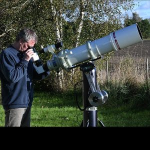 Niels Foldager, Besitzer einer Panther-Teleskophalterung, schaut durch sein Teleskop