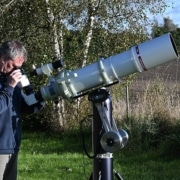 Niels Foldager, Besitzer einer Panther-Teleskophalterung, schaut durch sein Teleskop